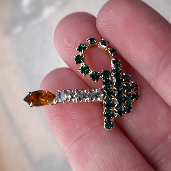 Jewelry - Rhinestone candle brooch